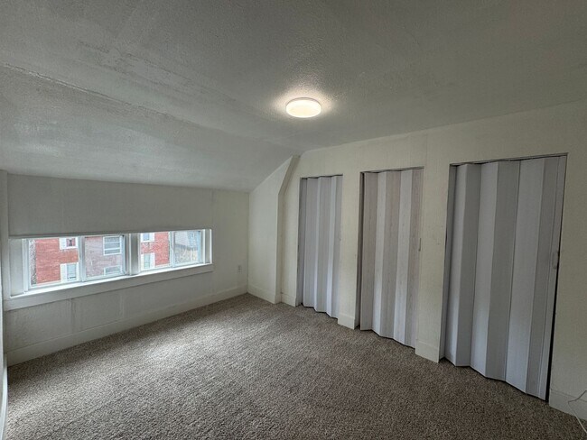 Building Photo - 211 Reifert St
