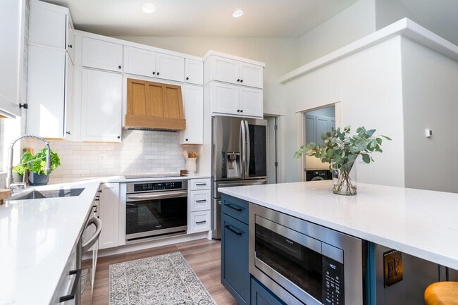 Building Photo - Prime Bend Location: Spacious 3-Bedroom, 2...