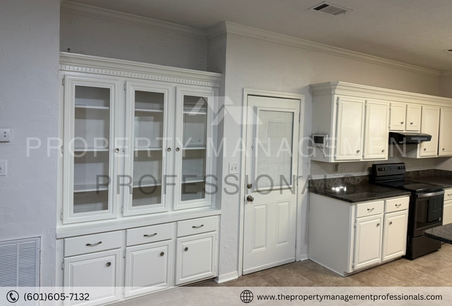 Building Photo - Renovated beauty near the country club and golf course!