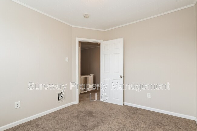 Building Photo - 10 W 8th St