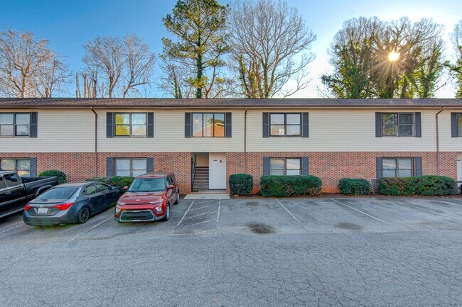 Building Photo - Newly Remodeled 1 Bedroom Condo in Prime Location! No Pets