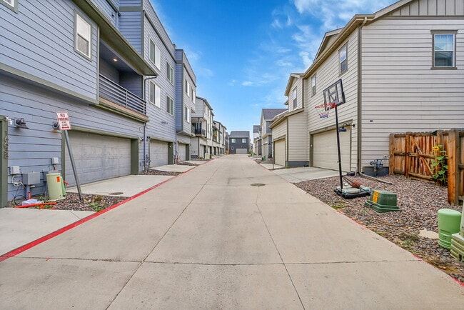 Building Photo - $3,195, 3 bed, 3.1 bath, located in Broomf...