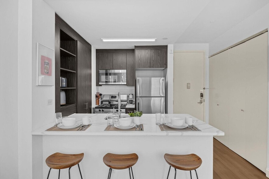 Building Photo - 10 Hanover Square