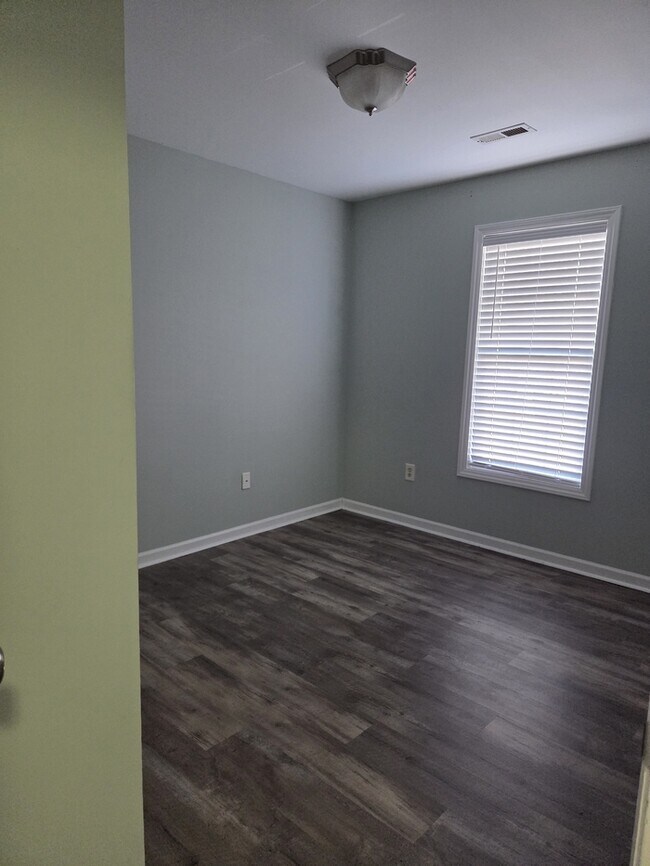 Building Photo - Charming 3 Bedroom/2 Bath