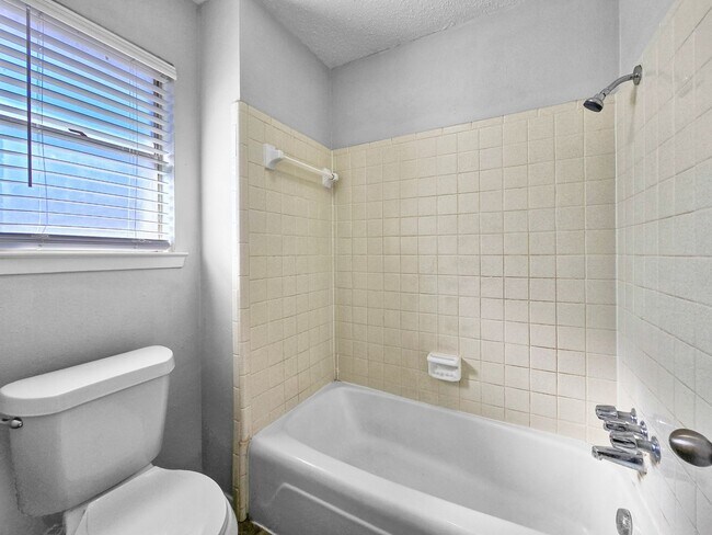 Building Photo - Charming 3-Bed, 2-Bath Home in Saginaw with Garage