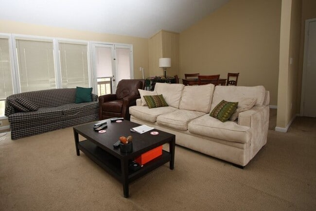 Building Photo - 204 Oak Tree Dr
