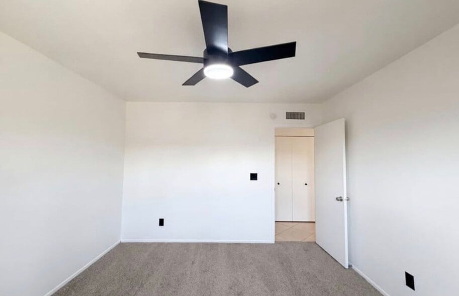 Building Photo - 2565 W Fairview Dr