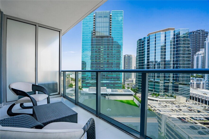 Building Photo - 1300 Brickell Bay Dr