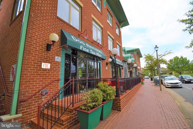 Building Photo - 610 N West St