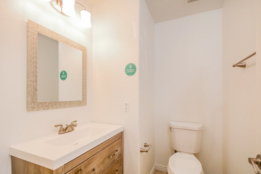 Building Photo - 3202 S Justin Dr