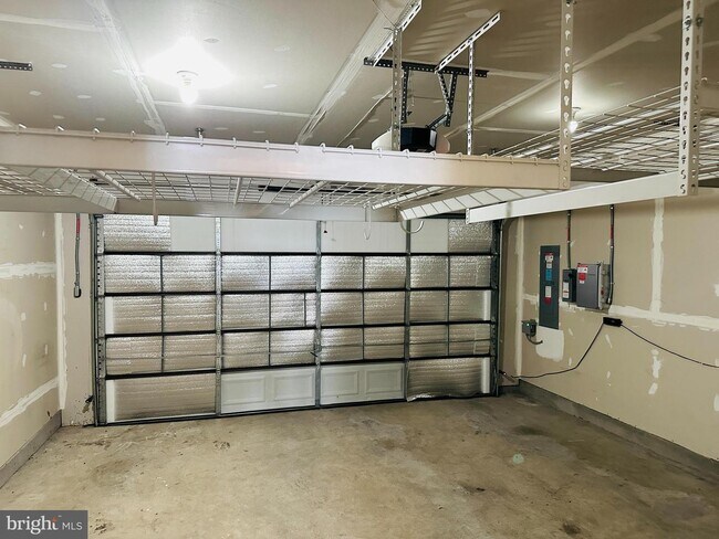 Building Photo - 13817 Byrne Park Dr
