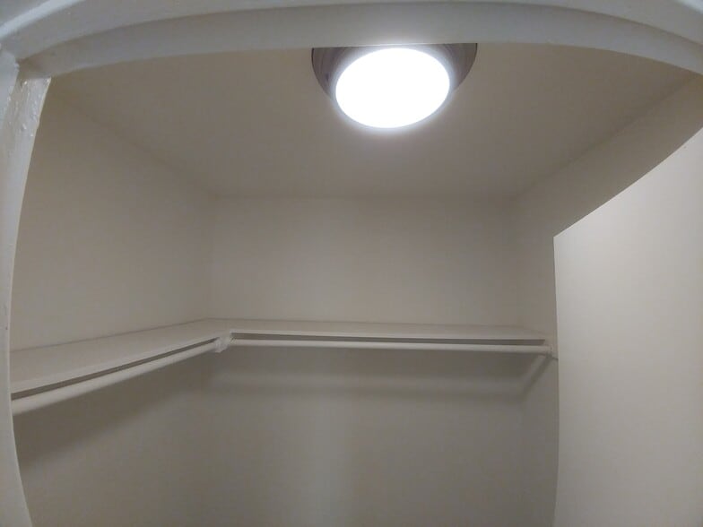 Building Photo - 35 N May St