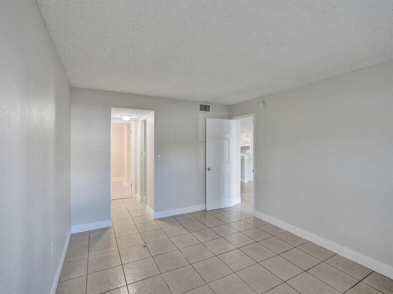 Building Photo - 4205 N University Dr