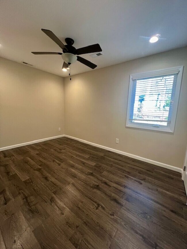 Building Photo - Black Mountain Rental-Fabulous Location!