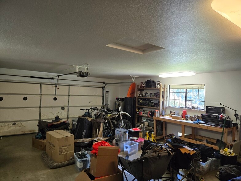 2 1/2 car garage with washer/dryer - 4521 Wild Lilac Ln