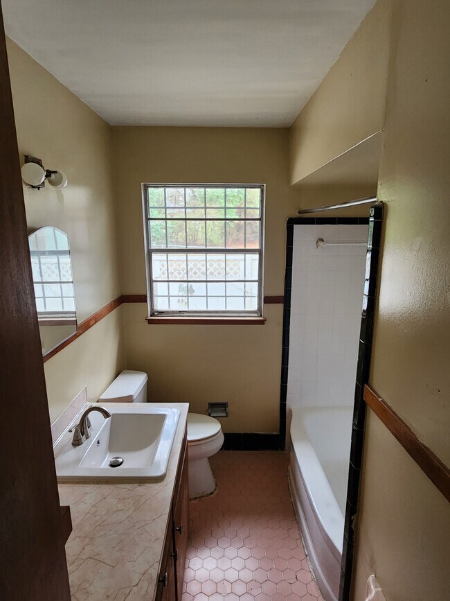 Building Photo - 729 Heather Ln