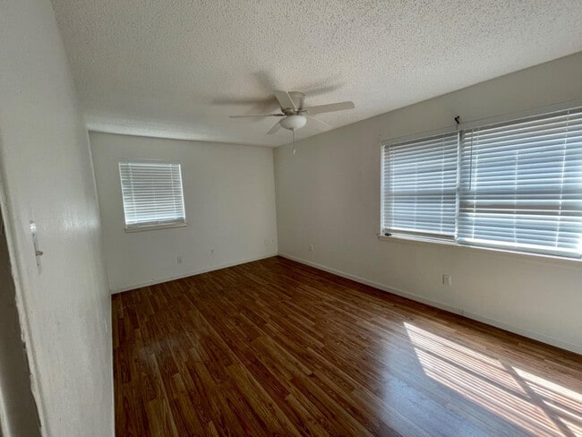 Building Photo - 610 N Elkhart Ave