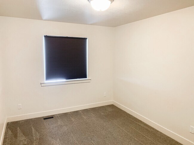 Building Photo - 371 1540 E
