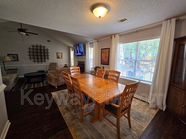 Building Photo - 4720 Waltons Cir