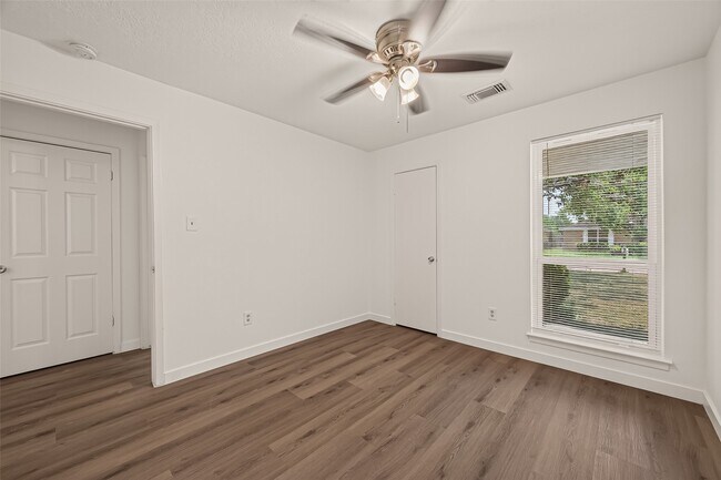 Building Photo - 313 Stratmore Dr