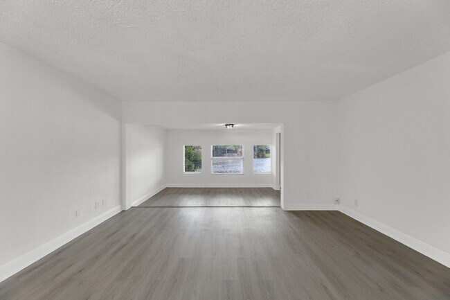 Building Photo - 904 Banks Rd