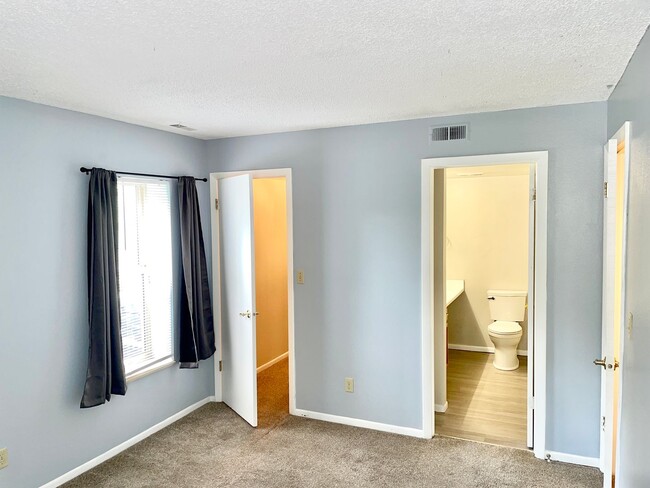 Building Photo - Main level 2 Bedroom Condo in Rockrimmon