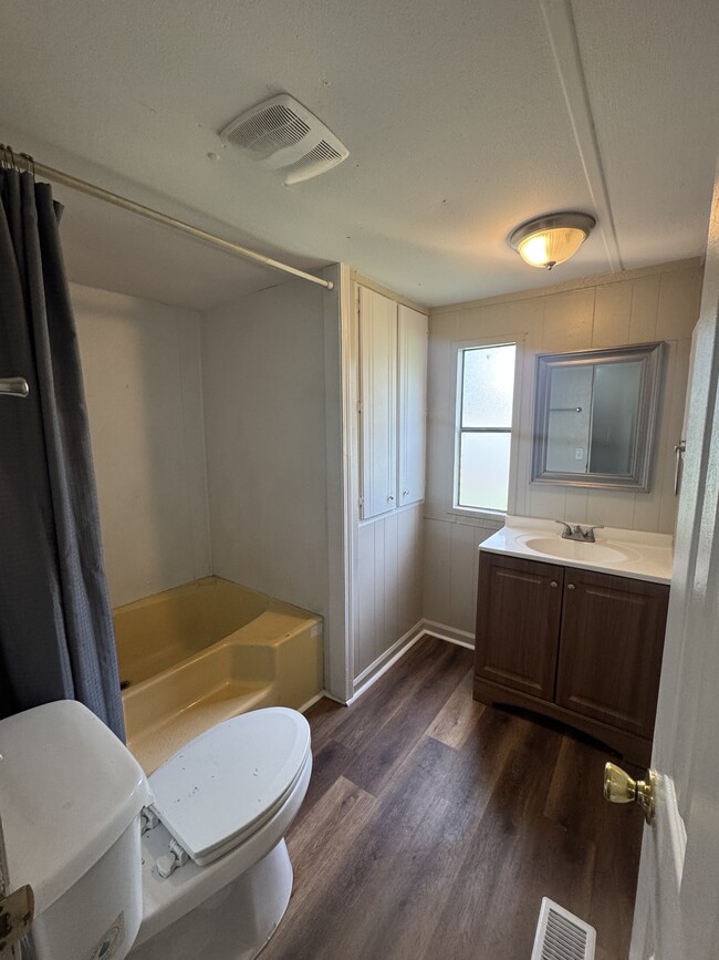 Building Photo - 211 Victoria Cir