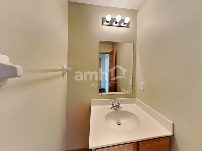 Building Photo - 2271 Landcrest Dr