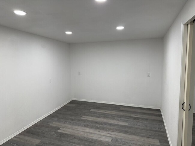 Building Photo - 625 Nelson St