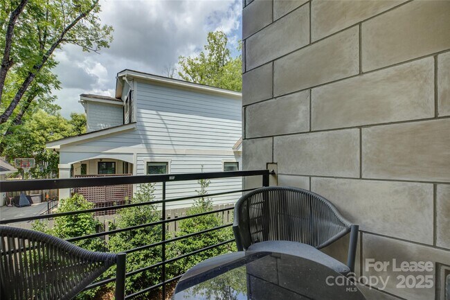 Building Photo - 1613 Chatham Ave