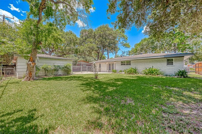 Building Photo - 5611 Briarbend Dr
