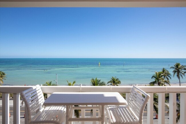 Building Photo - 1 Bedroom 1 Bathroom Furnished Top Floor Direct Ocean View Condo