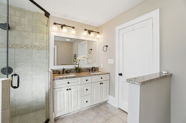 Building Photo - Historic Wesley Heights Home | Walkable to Uptown | 2 Primary Suites