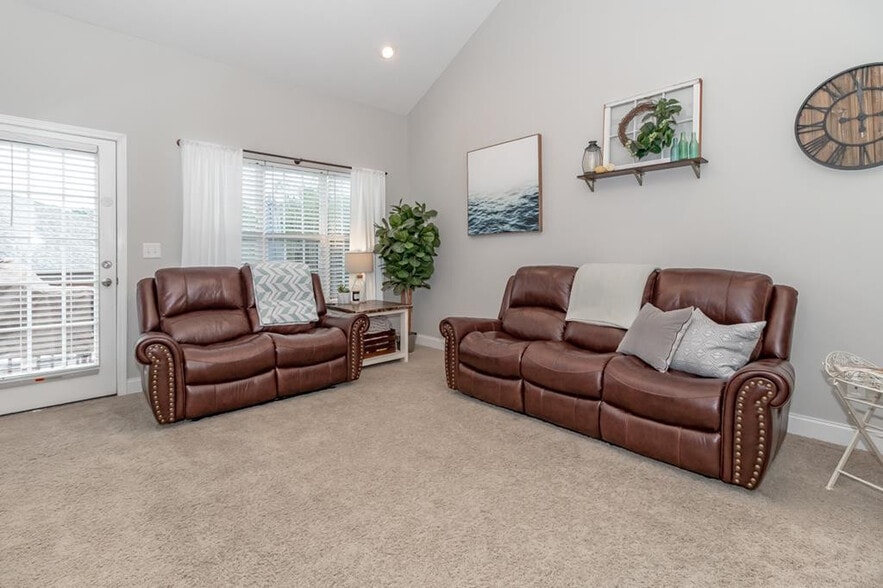 Living Room - 434 Bowen Fls