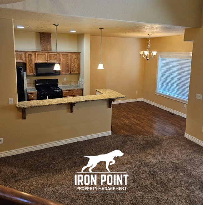 Building Photo - 3/2.5 in Boise-2 Car Garage, Fireplace, Vaulted Ceilings, Landscaping Included.