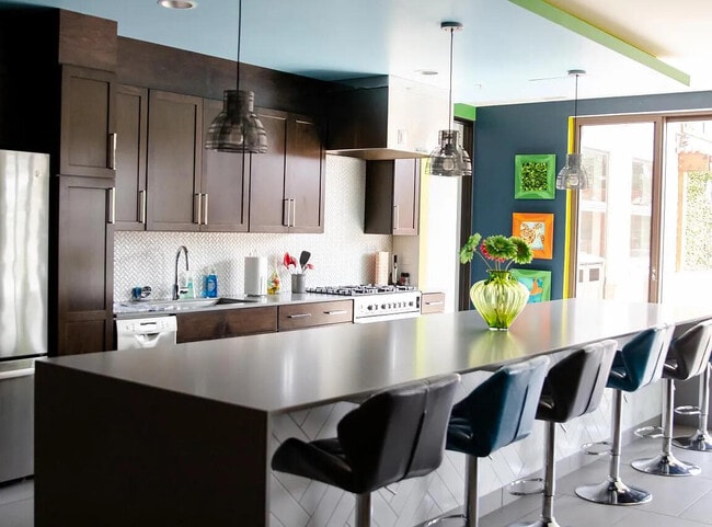 Building Photo - 215 E Pleasant St