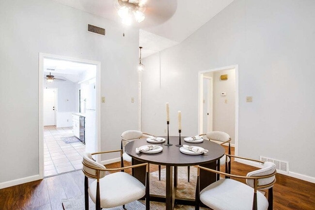 Building Photo - Charming Townhome on a Quiet Cul-de-Sac
