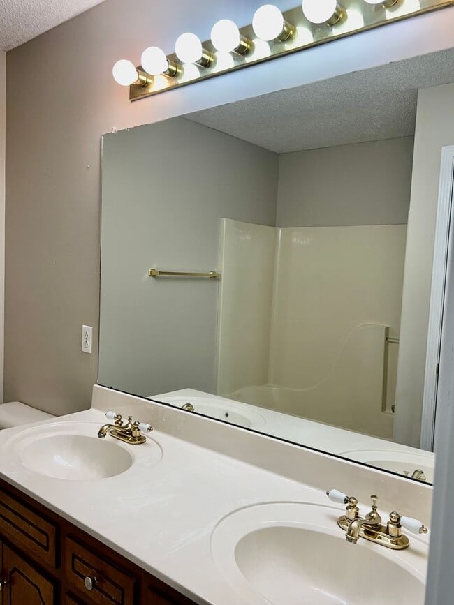 Building Photo - AVAILABLE NOW! 3 Bedroom Home Available of...
