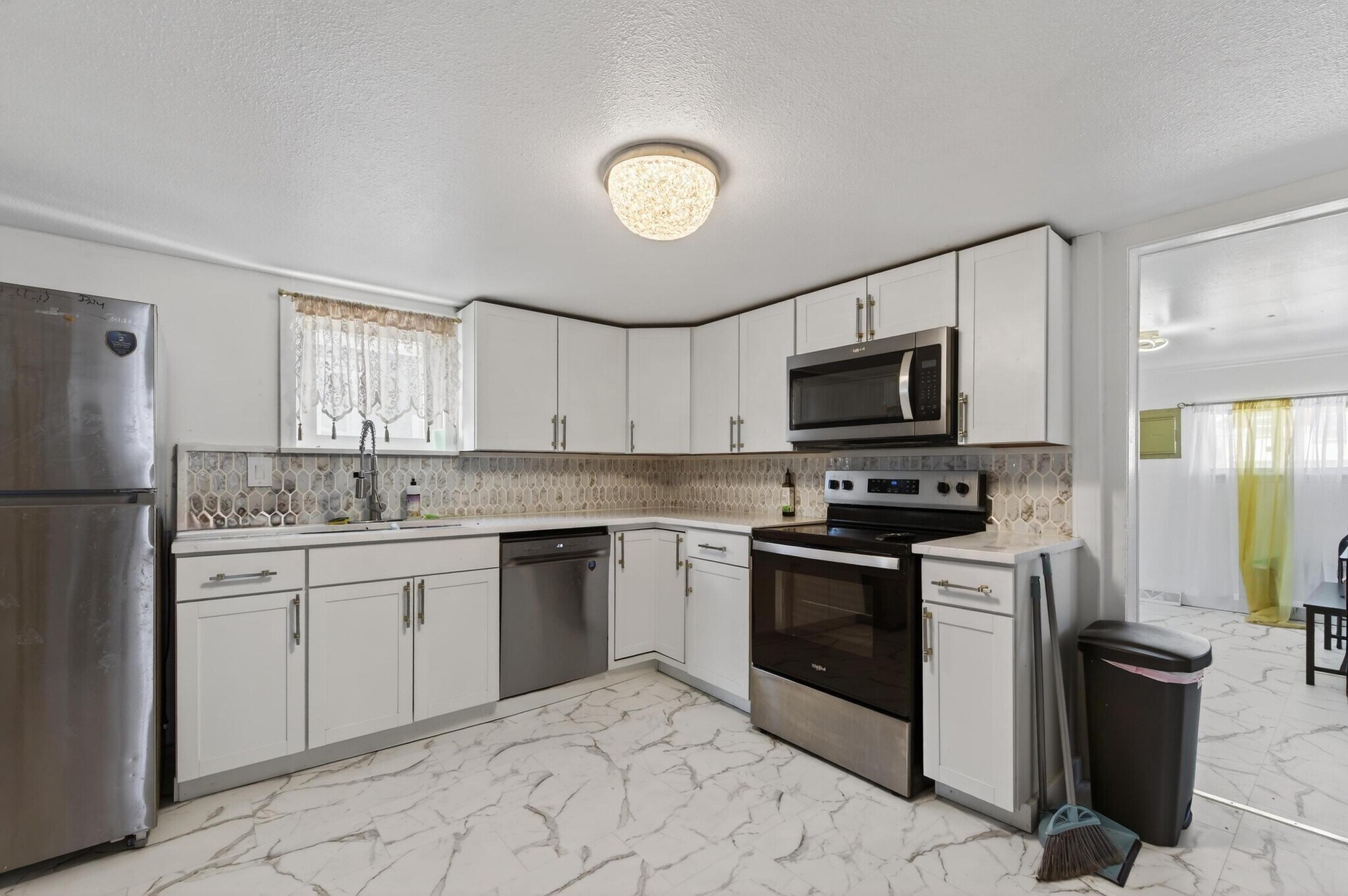 Building Photo - 307 E Oak St