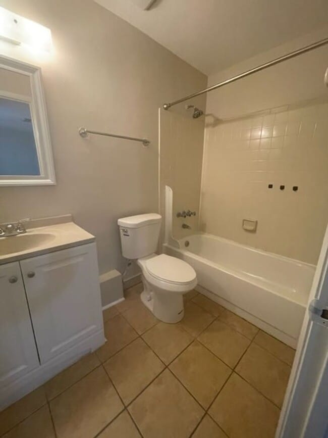 Building Photo - Updated 3 bed / 2.5 bath Townhome in Prime Gainesville Location
