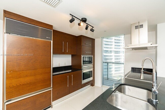 Building Photo - 495 Brickell Ave