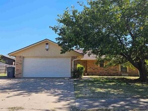 Building Photo - 2513 NW Robinhood Dr