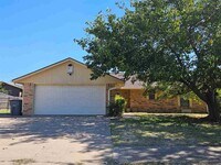 Building Photo - 2513 NW Robinhood Dr