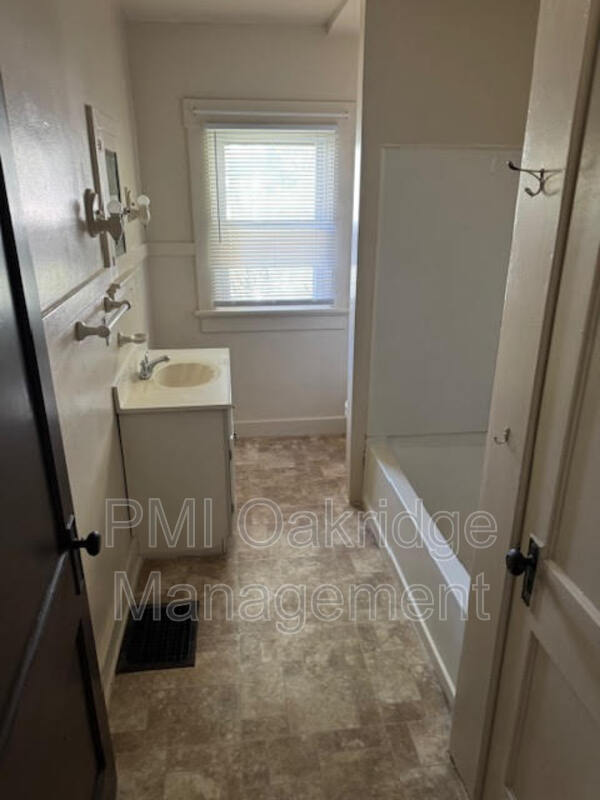 Building Photo - 524 Martin St
