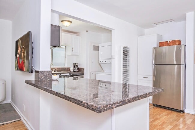 Open floor plan great for entertaining - 35 Dudley Ave