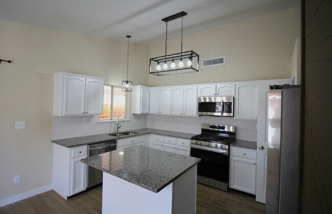 Building Photo - Beautiful Northeast Home -Utilities are a ...