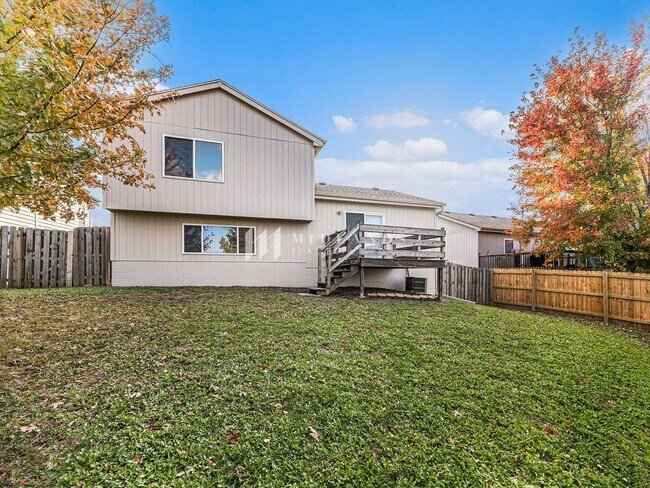 Building Photo - Multi-Level Elkhorn Home