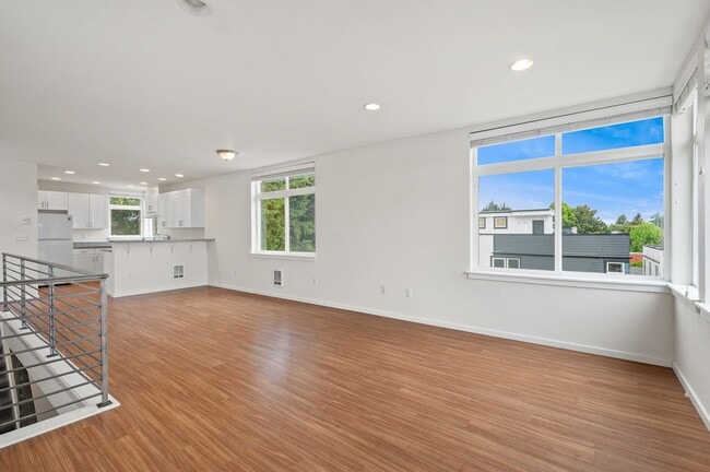 Building Photo - 3027 21st Ave W