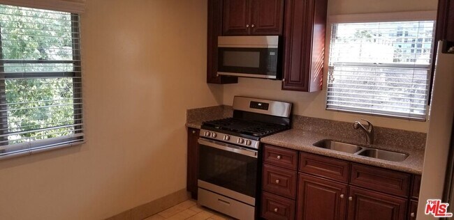 Building Photo - 5950 Carlton Way