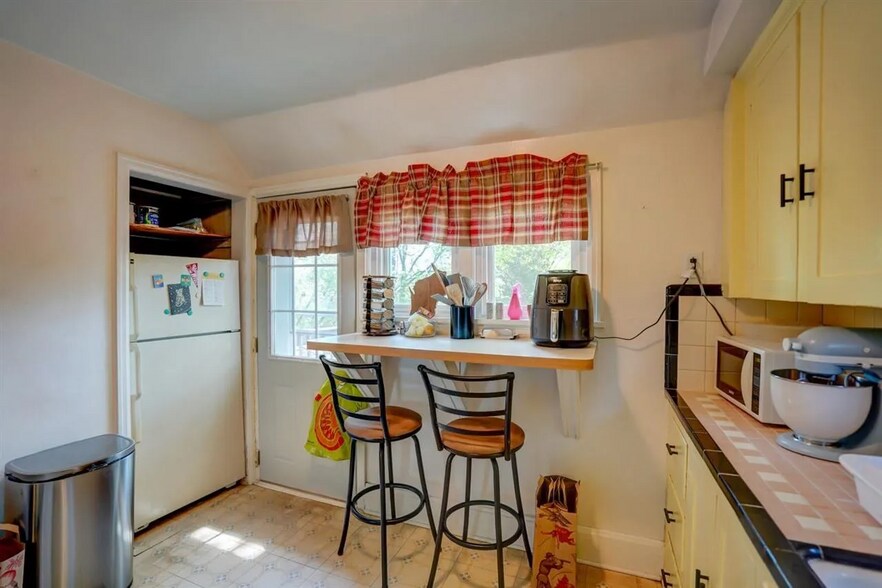 Kitchen - 1027 Drake St